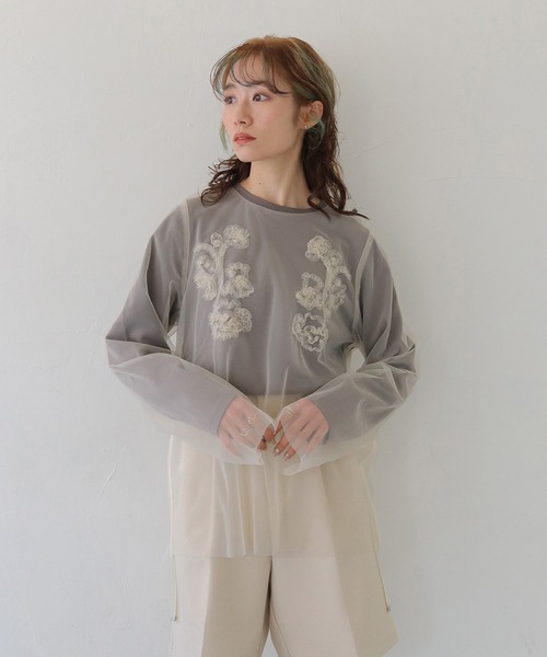CLEIO（クレイオ）の「【CLEIO】チュールドッキングテープ刺繍ロンT TULLE DOCKING TAPE EMBROIDERY LONG T-SHIRT（Tシャツ/カットソー・レディース・チャコールグレー/ベージュ・FREE）」の2枚目の写真