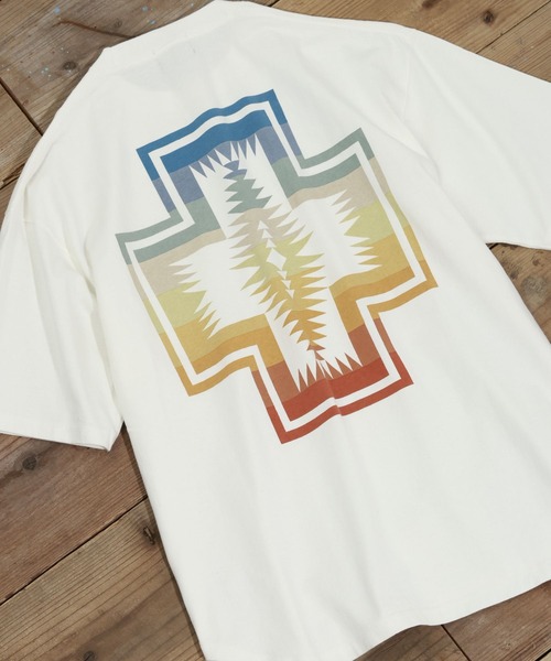 PENDLETON（ペンドルトン）の「【PENDLETON(ペンドルトン)】別注バックプリントTシャツ26SS（Tシャツ/カットソー・メンズ・ブルー/オフホワイト/チャコール/アイボリー/ホワイト・MEDIUM/LARGE）」の2枚目の写真