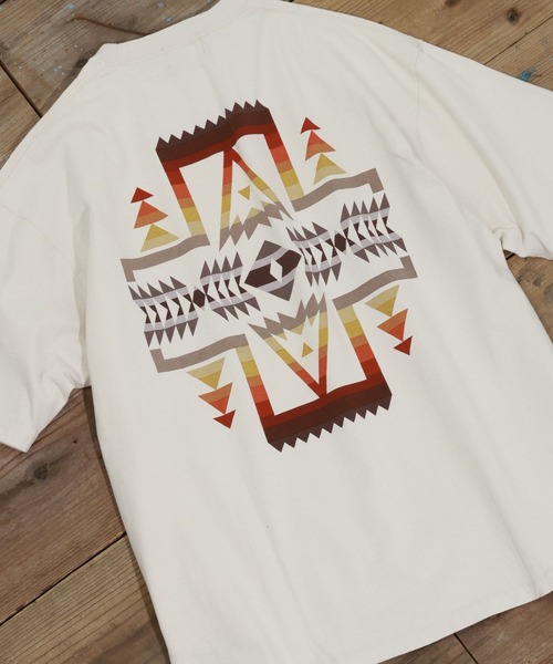 PENDLETON（ペンドルトン）の「【PENDLETON(ペンドルトン)】別注バックプリントTシャツ26SS（Tシャツ/カットソー・メンズ・ブルー/オフホワイト/チャコール/アイボリー/ホワイト・MEDIUM/LARGE）」の4枚目の写真
