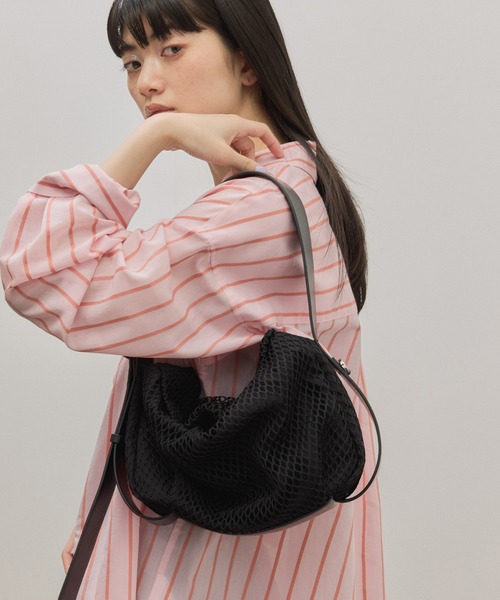 ADAM ET ROPE'（アダムエロペ）の「フォルムメッシュショルダーバッグ（ショルダーバッグ・レディース・ブラック/オフホワイト・FREE）」の2枚目の写真