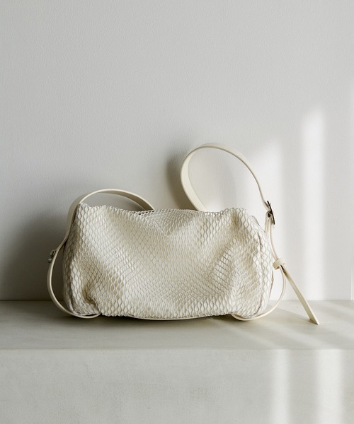 ADAM ET ROPE'（アダムエロペ）の「フォルムメッシュショルダーバッグ（ショルダーバッグ・レディース・ブラック/オフホワイト・FREE）」の3枚目の写真