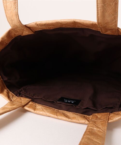 A.P.C.（アーペーセー）の「TOTE LOU（トートバッグ・メンズ・ダークベージュ・ONESIZE）」の4枚目の写真