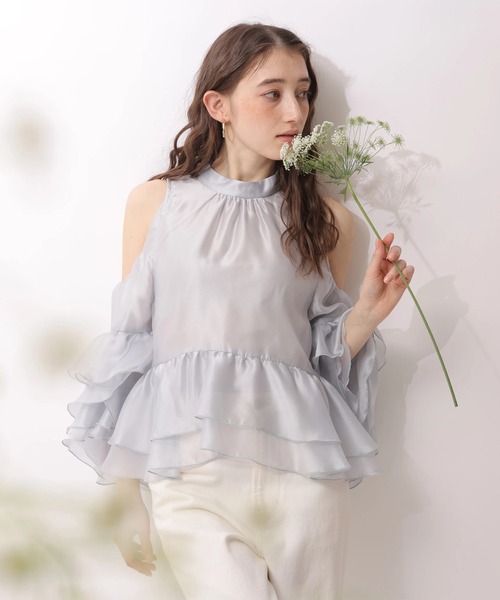 Rirandture(リランドチュール)の「フリルスリーブオフショルブラウス(シャツ/ブラウス・レディース・オフホワイト/ピンクベージュ/ライトブルー・2/1)」の2枚目の写真