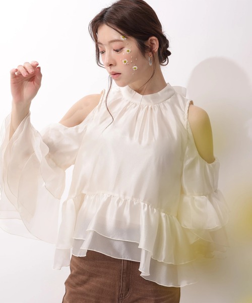 Rirandture(リランドチュール)の「フリルスリーブオフショルブラウス(シャツ/ブラウス・レディース・オフホワイト/ピンクベージュ/ライトブルー・2/1)」の4枚目の写真