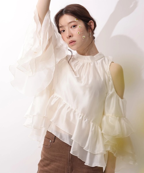 Rirandture(リランドチュール)の「フリルスリーブオフショルブラウス(シャツ/ブラウス・レディース・オフホワイト/ピンクベージュ/ライトブルー・2/1)」の5枚目の写真