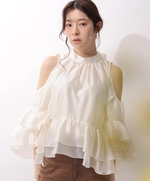 Rirandture(リランドチュール)の「フリルスリーブオフショルブラウス(シャツ/ブラウス・レディース・オフホワイト/ピンクベージュ/ライトブルー・2/1)」の6枚目の写真