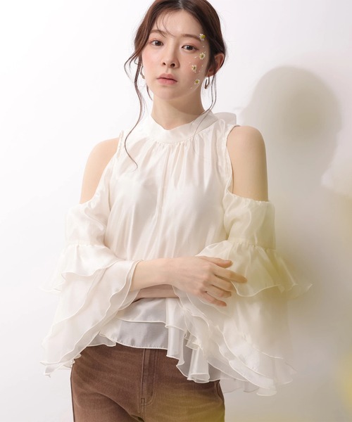 Rirandture(リランドチュール)の「フリルスリーブオフショルブラウス(シャツ/ブラウス・レディース・オフホワイト/ピンクベージュ/ライトブルー・2/1)」の7枚目の写真