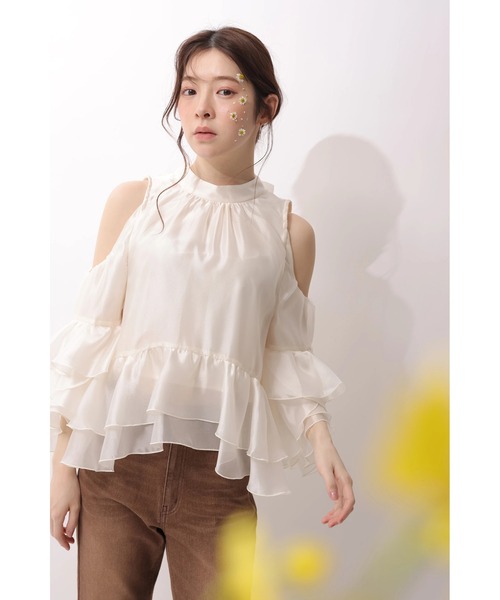 Rirandture(リランドチュール)の「フリルスリーブオフショルブラウス(シャツ/ブラウス・レディース・オフホワイト/ピンクベージュ/ライトブルー・2/1)」の9枚目の写真