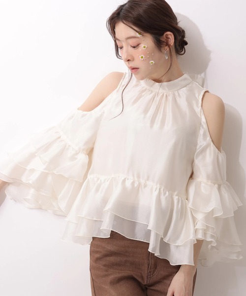 Rirandture(リランドチュール)の「フリルスリーブオフショルブラウス(シャツ/ブラウス・レディース・オフホワイト/ピンクベージュ/ライトブルー・2/1)」の11枚目の写真