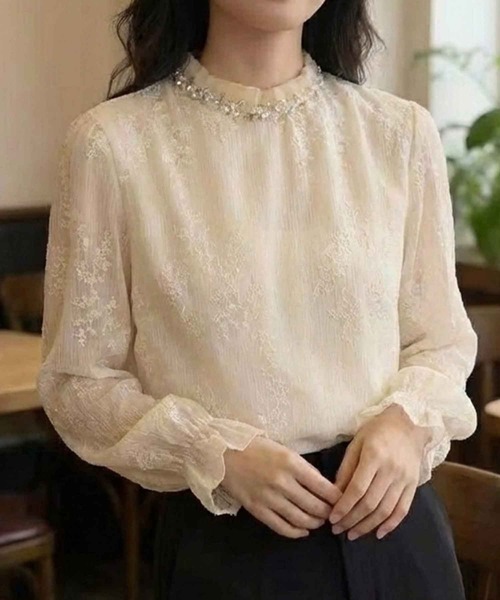 nonomi(ノノミ)の「パール調ネック フラワー刺繍 シアー楊柳ブラウス(シャツ/ブラウス・レディース・ベージュ・FREE)」の3枚目の写真