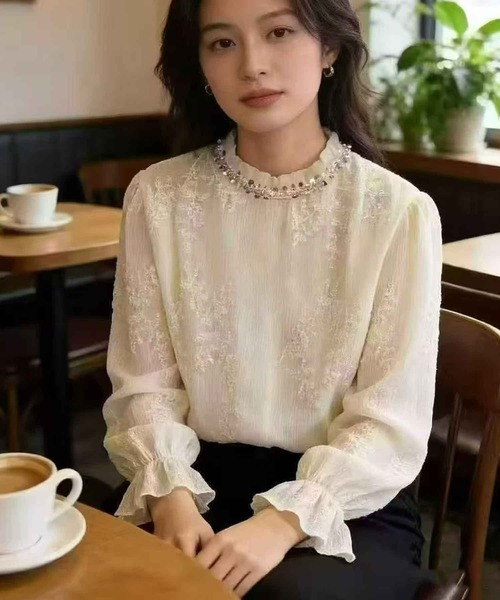 nonomi(ノノミ)の「パール調ネック フラワー刺繍 シアー楊柳ブラウス(シャツ/ブラウス・レディース・ベージュ・FREE)」の4枚目の写真