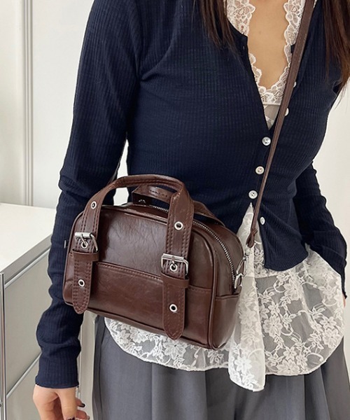Teem Store(チームストア)の「【ペットボトル収納可能】ベルトデザインミニボストンバッグ(ボストンバッグ・レディース・ブラウン/レッド/ダークブラウン/ブラック・F)」の4枚目の写真