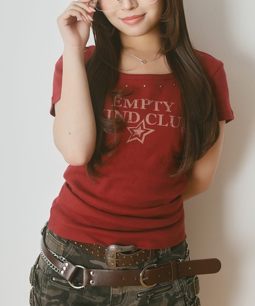 SPINNS(スピンズ)の「スタッズ付き半袖ピタTシャツ/ロゴ(Tシャツ/カットソー・レディース・ブラウン/レッド/ブラック/オフホワイト・ONESIZE)」の4枚目の写真