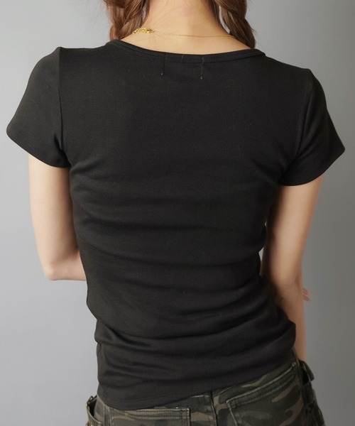 SPINNS(スピンズ)の「スタッズ付き半袖ピタTシャツ/ロゴ(Tシャツ/カットソー・レディース・ブラウン/レッド/ブラック/オフホワイト・ONESIZE)」の6枚目の写真