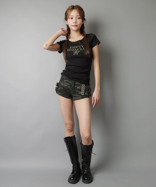 SPINNS(スピンズ)の「スタッズ付き半袖ピタTシャツ/ロゴ(Tシャツ/カットソー・レディース・ブラウン/レッド/ブラック/オフホワイト・ONESIZE)」の8枚目の写真