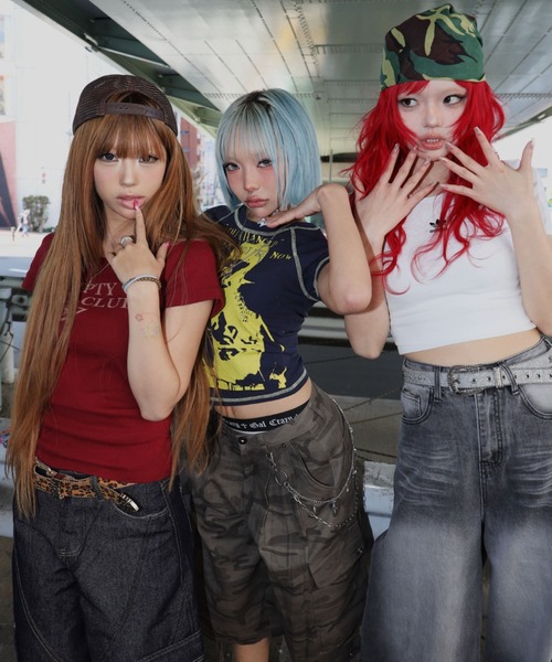 SPINNS(スピンズ)の「スタッズ付き半袖ピタTシャツ/ロゴ(Tシャツ/カットソー・レディース・ブラウン/レッド/ブラック/オフホワイト・ONESIZE)」の18枚目の写真