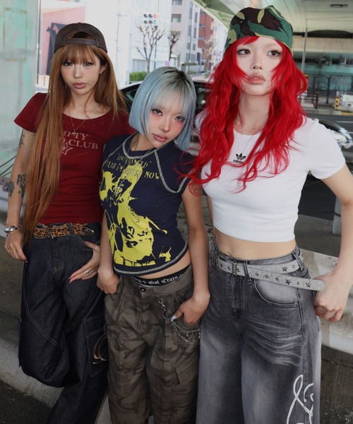 SPINNS(スピンズ)の「スタッズ付き半袖ピタTシャツ/ロゴ(Tシャツ/カットソー・レディース・ブラウン/レッド/ブラック/オフホワイト・ONESIZE)」の21枚目の写真