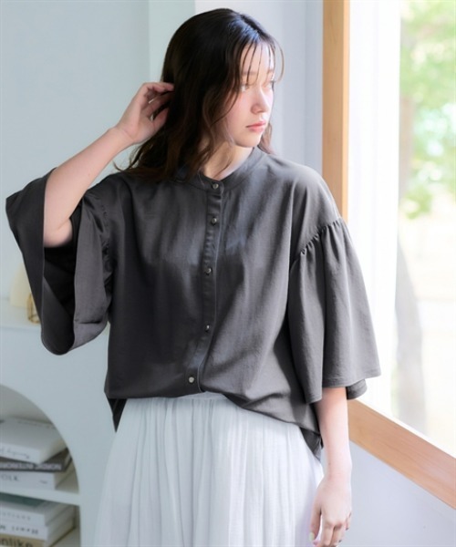 SMILE LAND(スマイルランド)の「<大きいサイズ>美ラクRUタッチギャザーデザイントップス(接触冷感・抗菌防臭・UVカット・遮熱)(Tシャツ/カットソー・レディース・チャコール/カーキ系/グレイッシュベージュ・5L~6L/3L~4L/L~LL)」の2枚目の写真
