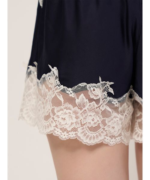 LILY BROWN(リリーブラウン)の「【LILY BROWN Lingerie】サテンランジェリーショートパンツ(その他パンツ・レディース・ネイビー/ピンク・F)」の5枚目の写真