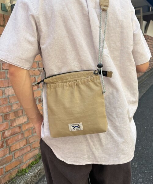 PENNEYS（ぺニーズ）の「【UNISEX】【FOX別注】スクエアナイロンサコッシュ（ショルダーバッグ・メンズ・ベージュ/カーキ/ブラック・ONE SIZE）」の3枚目の写真