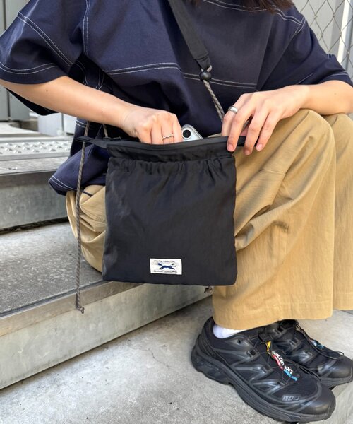 PENNEYS（ぺニーズ）の「【UNISEX】【FOX別注】スクエアナイロンサコッシュ（ショルダーバッグ・メンズ・ベージュ/カーキ/ブラック・ONE SIZE）」の2枚目の写真