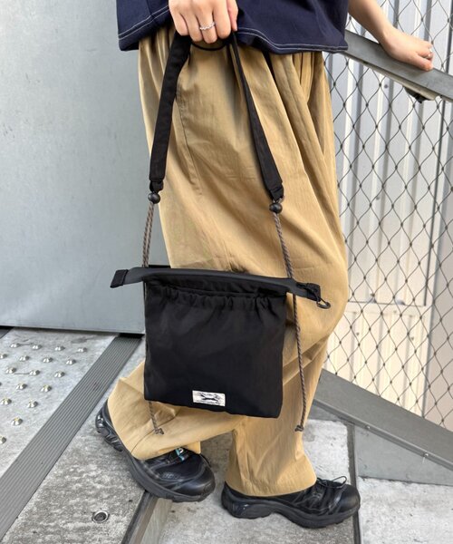 PENNEYS（ぺニーズ）の「【UNISEX】【FOX別注】スクエアナイロンサコッシュ（ショルダーバッグ・メンズ・ベージュ/カーキ/ブラック・ONE SIZE）」の4枚目の写真
