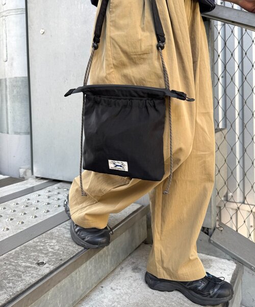 PENNEYS（ぺニーズ）の「【UNISEX】【FOX別注】スクエアナイロンサコッシュ（ショルダーバッグ・メンズ・ベージュ/カーキ/ブラック・ONE SIZE）」の5枚目の写真