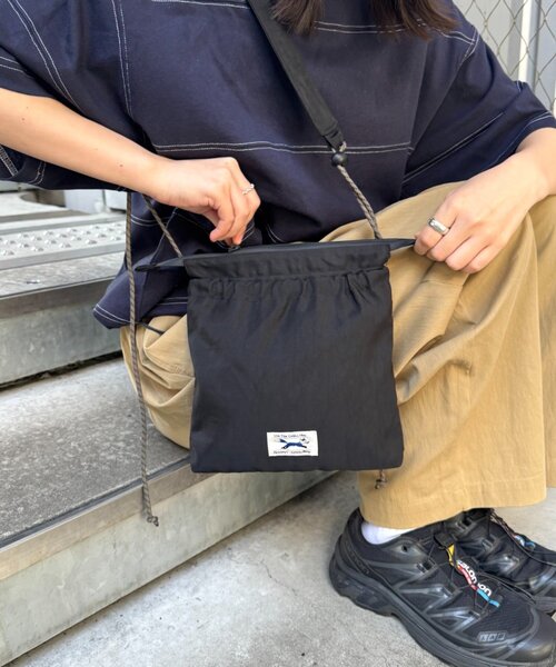 PENNEYS（ぺニーズ）の「【UNISEX】【FOX別注】スクエアナイロンサコッシュ（ショルダーバッグ・メンズ・ベージュ/カーキ/ブラック・ONE SIZE）」の6枚目の写真