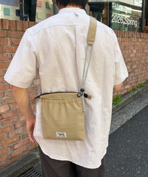 PENNEYS（ぺニーズ）の「【UNISEX】【FOX別注】スクエアナイロンサコッシュ（ショルダーバッグ・メンズ・ベージュ/カーキ/ブラック・ONE SIZE）」の7枚目の写真