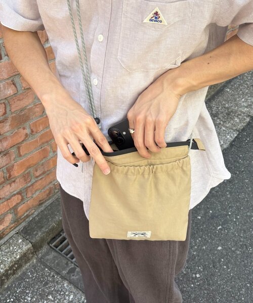 PENNEYS（ぺニーズ）の「【UNISEX】【FOX別注】スクエアナイロンサコッシュ（ショルダーバッグ・メンズ・ベージュ/カーキ/ブラック・ONE SIZE）」の8枚目の写真