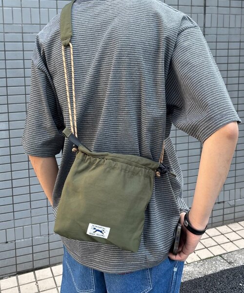 PENNEYS（ぺニーズ）の「【UNISEX】【FOX別注】スクエアナイロンサコッシュ（ショルダーバッグ・メンズ・ベージュ/カーキ/ブラック・ONE SIZE）」の11枚目の写真