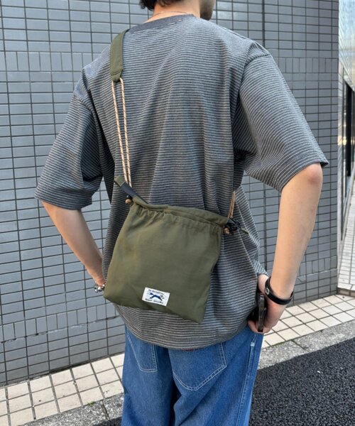 PENNEYS（ぺニーズ）の「【UNISEX】【FOX別注】スクエアナイロンサコッシュ（ショルダーバッグ・メンズ・ベージュ/カーキ/ブラック・ONE SIZE）」の13枚目の写真