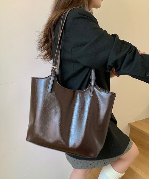 LA VORAGINE（ラ ヴォラジネ）の「オイルレザー調 トートバッグ 大容量 通勤用 シンプル（トートバッグ・レディース・ブラック/ブラウン系その他/ブラウン・FREE）」の3枚目の写真
