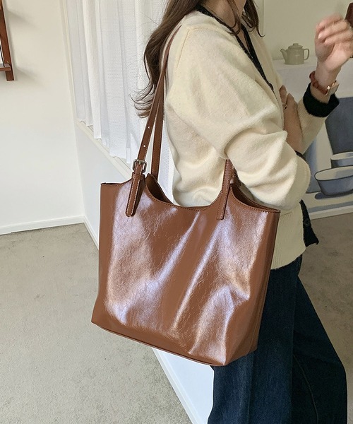 LA VORAGINE（ラ ヴォラジネ）の「オイルレザー調 トートバッグ 大容量 通勤用 シンプル（トートバッグ・レディース・ブラック/ブラウン系その他/ブラウン・FREE）」の2枚目の写真