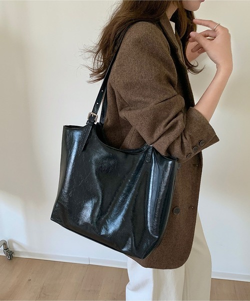 LA VORAGINE（ラ ヴォラジネ）の「オイルレザー調 トートバッグ 大容量 通勤用 シンプル（トートバッグ・レディース・ブラック/ブラウン系その他/ブラウン・FREE）」の4枚目の写真