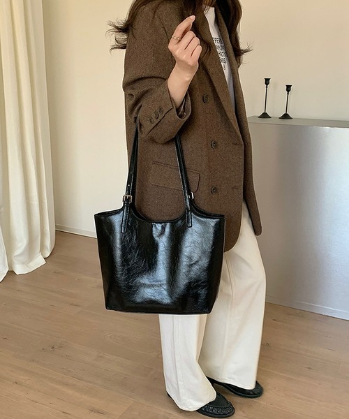 LA VORAGINE（ラ ヴォラジネ）の「オイルレザー調 トートバッグ 大容量 通勤用 シンプル（トートバッグ・レディース・ブラック/ブラウン系その他/ブラウン・FREE）」の8枚目の写真