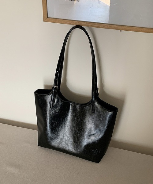 LA VORAGINE（ラ ヴォラジネ）の「オイルレザー調 トートバッグ 大容量 通勤用 シンプル（トートバッグ・レディース・ブラック/ブラウン系その他/ブラウン・FREE）」の10枚目の写真