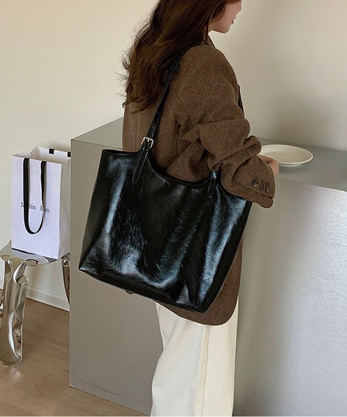 LA VORAGINE（ラ ヴォラジネ）の「オイルレザー調 トートバッグ 大容量 通勤用 シンプル（トートバッグ・レディース・ブラック/ブラウン系その他/ブラウン・FREE）」の5枚目の写真