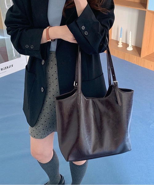 LA VORAGINE（ラ ヴォラジネ）の「オイルレザー調 トートバッグ 大容量 通勤用 シンプル（トートバッグ・レディース・ブラック/ブラウン系その他/ブラウン・FREE）」の19枚目の写真