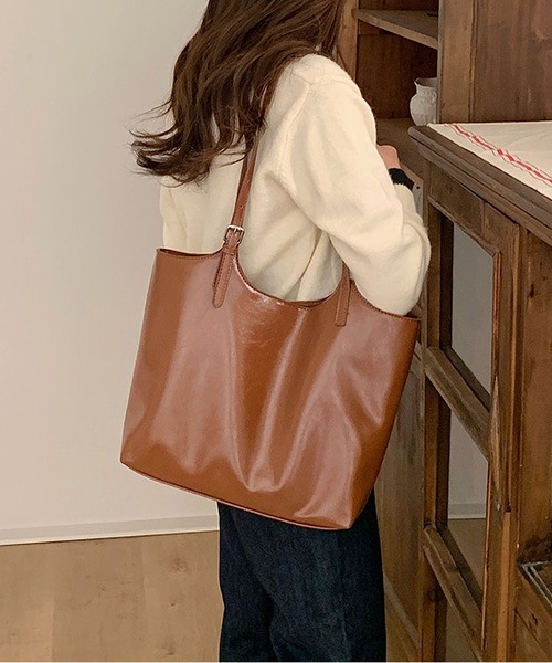 LA VORAGINE（ラ ヴォラジネ）の「オイルレザー調 トートバッグ 大容量 通勤用 シンプル（トートバッグ・レディース・ブラック/ブラウン系その他/ブラウン・FREE）」の11枚目の写真