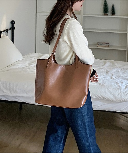 LA VORAGINE（ラ ヴォラジネ）の「オイルレザー調 トートバッグ 大容量 通勤用 シンプル（トートバッグ・レディース・ブラック/ブラウン系その他/ブラウン・FREE）」の12枚目の写真