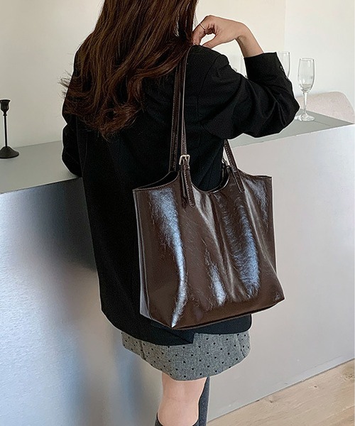 LA VORAGINE（ラ ヴォラジネ）の「オイルレザー調 トートバッグ 大容量 通勤用 シンプル（トートバッグ・レディース・ブラック/ブラウン系その他/ブラウン・FREE）」の20枚目の写真