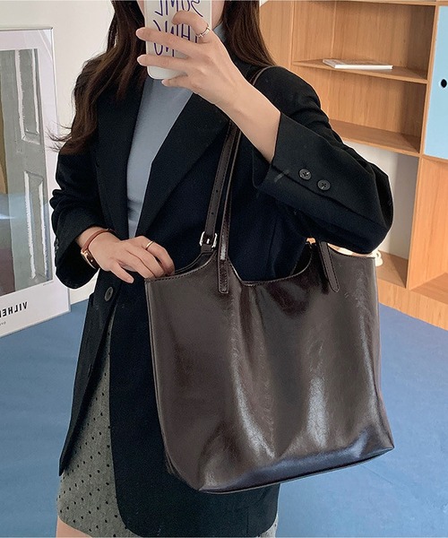 LA VORAGINE（ラ ヴォラジネ）の「オイルレザー調 トートバッグ 大容量 通勤用 シンプル（トートバッグ・レディース・ブラック/ブラウン系その他/ブラウン・FREE）」の21枚目の写真