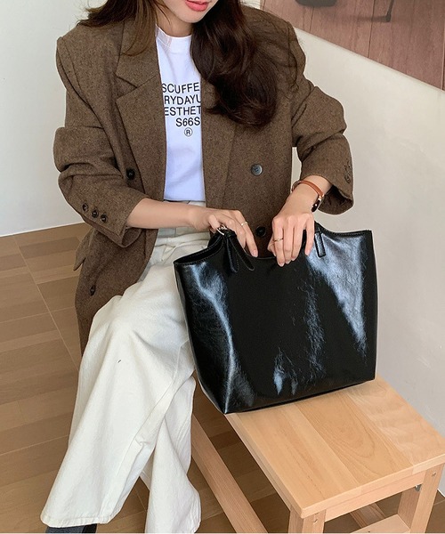 LA VORAGINE（ラ ヴォラジネ）の「オイルレザー調 トートバッグ 大容量 通勤用 シンプル（トートバッグ・レディース・ブラック/ブラウン系その他/ブラウン・FREE）」の6枚目の写真