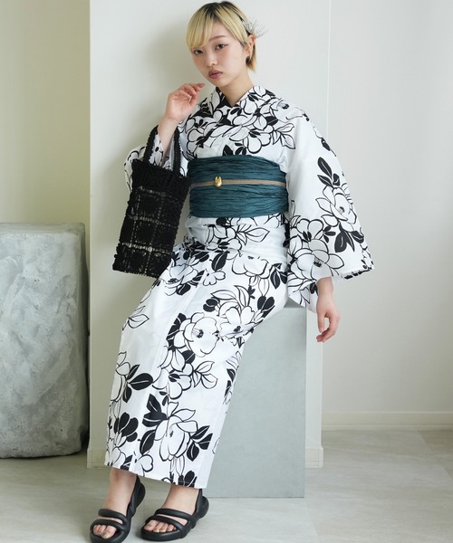 utatane(ウタタネ)の「浴衣2点セット 平成レトロ&モード(浴衣・レディース・ブラック系1/ブラック系4/ブラック系5/ブルー系2/イエロー系3/レッド系1/ブラウン系1/ホワイト系3/ネイビー系1/イエロー系2/グレー系1/ホワイト系2/ブラック系3/ブルー系3/ブルー系4/ネイビー系2/ネイビー系3/ホワイト系1/パープル系1/ブルー系1/イエロー系1/ネイビー系4・FREE)」の2枚目の写真