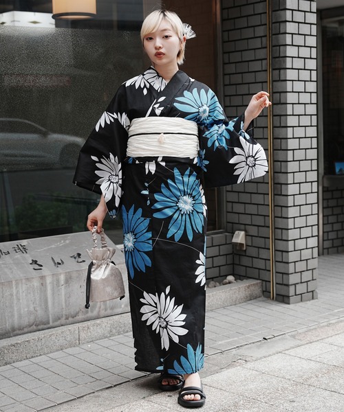 utatane(ウタタネ)の「浴衣2点セット 平成レトロ&モード(浴衣・レディース・ブラック系1/ブラック系4/ブラック系5/ブルー系2/イエロー系3/レッド系1/ブラウン系1/ホワイト系3/ネイビー系1/イエロー系2/グレー系1/ホワイト系2/ブラック系3/ブルー系3/ブルー系4/ネイビー系2/ネイビー系3/ホワイト系1/パープル系1/ブルー系1/イエロー系1/ネイビー系4・FREE)」の6枚目の写真