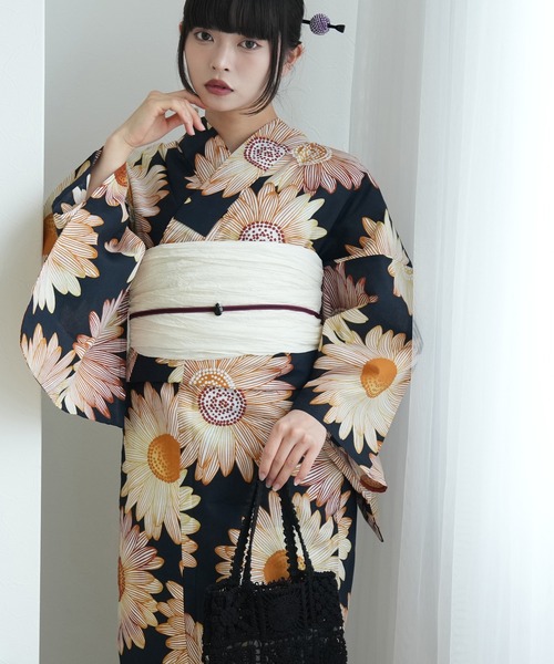 utatane(ウタタネ)の「浴衣2点セット 平成レトロ&モード(浴衣・レディース・ブラック系1/ブラック系4/ブラック系5/ブルー系2/イエロー系3/レッド系1/ブラウン系1/ホワイト系3/ネイビー系1/イエロー系2/グレー系1/ホワイト系2/ブラック系3/ブルー系3/ブルー系4/ネイビー系2/ネイビー系3/ホワイト系1/パープル系1/ブルー系1/イエロー系1/ネイビー系4・FREE)」の1枚目の写真