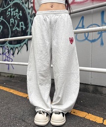 ATMARK（アットマーク）の「《2サイズ展開　/　UNISEX　》ATMARK　ワンポイントロゴ刺繍　バレルレッグパンツ　ハート　グラフィティ　オールド（スウェットパンツ）」