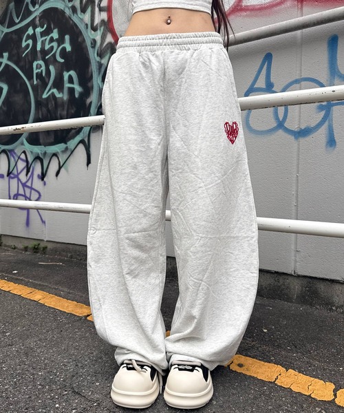 ATMARK(アットマーク)の「《2サイズ展開 / UNISEX 》ATMARK ワンポイントロゴ刺繍 バレルレッグパンツ ハート グラフィティ オールド(スウェットパンツ・メンズ・ブラック系1/ブラック系4/ブラック系2/ホワイト系3/ホワイト系4/ホワイト系2/ホワイト系1/ブラック系3・L/M)」の2枚目の写真