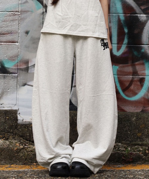 ATMARK(アットマーク)の「《2サイズ展開 / UNISEX 》ATMARK ワンポイントロゴ刺繍 バレルレッグパンツ ハート グラフィティ オールド(スウェットパンツ・メンズ・ブラック系1/ブラック系4/ブラック系2/ホワイト系3/ホワイト系4/ホワイト系2/ホワイト系1/ブラック系3・L/M)」の4枚目の写真